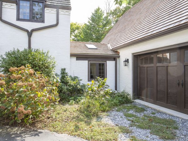 small attached hallway leading to Amish garage